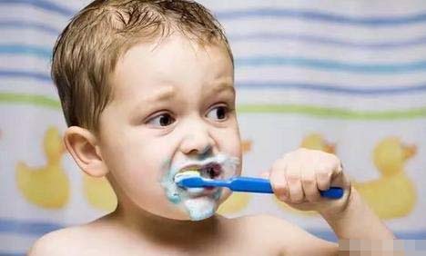 Bé 3 tuổi không bao giờ ăn đường nhưng miệng vẫn đầy răng sâu: Bố mẹ cần lưu ý những vấn đề được nha sĩ chỉ ra-3
