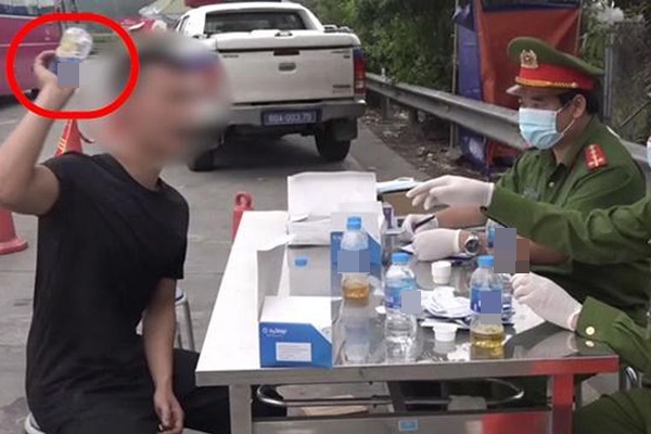 Bị bắt, tài xế rải đinh xuống đường bất chấp cảnh sát giao thông ngăn cản-1