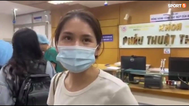 Vợ Đỗ Hùng Dũng tất bật tại bệnh viện, chỉ sợ chồng buồn vì phải nghỉ dài hạn-1