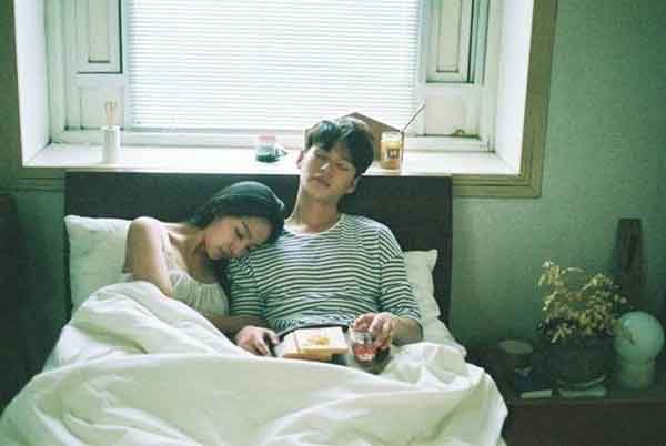 Sau khi tắt đèn lên giường, nếu đàn ông luôn có những hành động này, điều đó chứng tỏ anh ta chưa bao giờ yêu bạn cả!-1