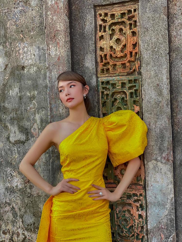 Từng bị tuýt còi về chiếc quần xuyên thấu, giờ đây Minh Hằng khoe dáng táo bạo nhưng cao sang hơn nhiều-8