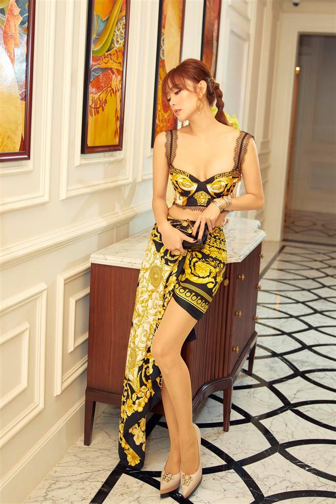 Từng bị tuýt còi về chiếc quần xuyên thấu, giờ đây Minh Hằng khoe dáng táo bạo nhưng cao sang hơn nhiều-9
