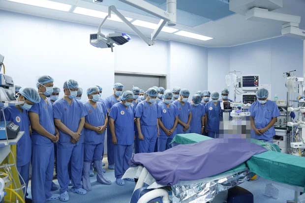 Cái kết đẹp sau hành trình người mẹ 71 tuổi đi tìm trái tim của con trai chết não-1