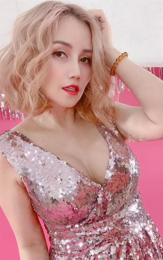 Nữ diễn viên 4 đời chồng công khai hẹn hò tình trẻ kém 14 tuổi, đáp trả thẳng thừng khi bị dân tình phản ứng-2