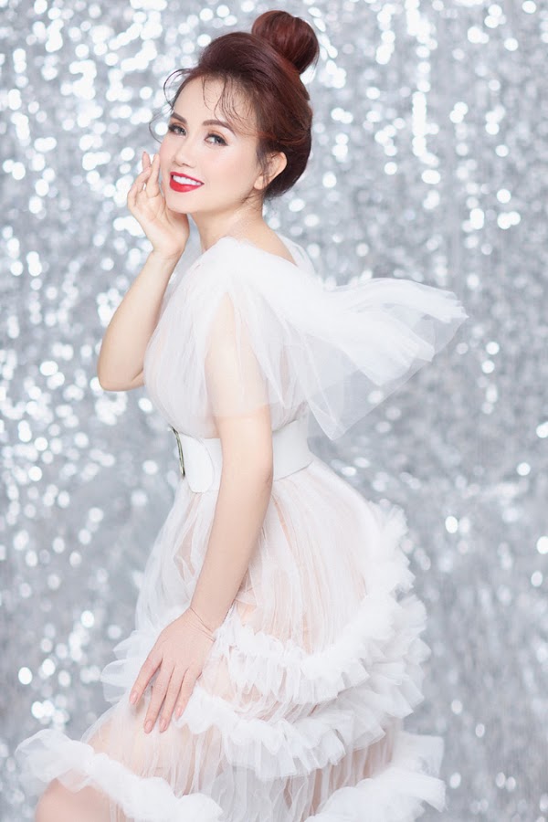 Nữ diễn viên 4 đời chồng công khai hẹn hò tình trẻ kém 14 tuổi, đáp trả thẳng thừng khi bị dân tình phản ứng-1