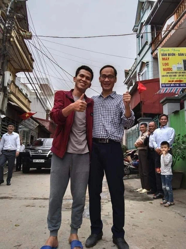 Rưng rưng khoảnh khắc bé gái rơi lầu 12 lần đầu gặp mặt anh Nguyễn Ngọc Mạnh: Con chào bố Mạnh, con cảm ơn bố-2