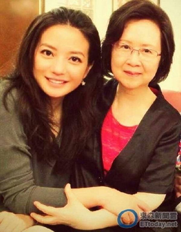 Bê bối hai thập kỷ biến Triệu Vy từ Én nhỏ trở thành Diều hâu: Đại hoa đán mưu mô của showbiz, công khai ngoại tình trai trẻ sau khi chồng đại gia thất thế?-1