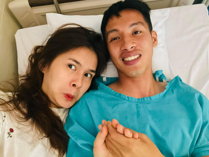 Hùng Dũng bơ phờ sau ca mổ, Mộc Trinh vẫn lầy lội chọc cười chồng bằng được-1