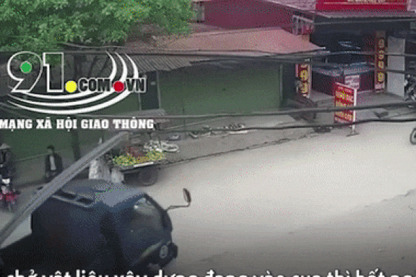 Sang đường bất cẩn, ô tô con bị xe tải đâm nát đầu, bốc cháy dữ dội-1