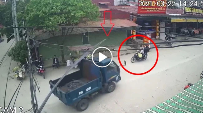 Clip: Hy hữu nam thanh niên đi xe máy bị thanh sắt trên xe tải rơi trúng đầu-1