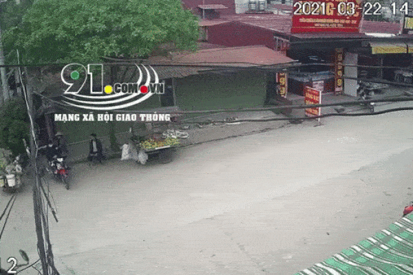 Clip: Cô gái ngồi sau xe máy bất ngờ ngã vật xuống đường đau điếng, nguyên nhân đến từ món đồ chị em nào cũng có-2