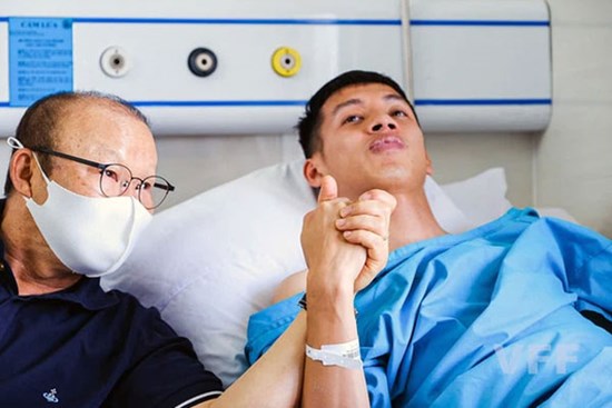 Khoảnh khắc xúc động: Hùng Dũng nắm chặt lấy tay thầy Park không muốn rời, hứa ra sân nếu ĐT Việt Nam đi tiếp ở vòng loại World Cup 2022
