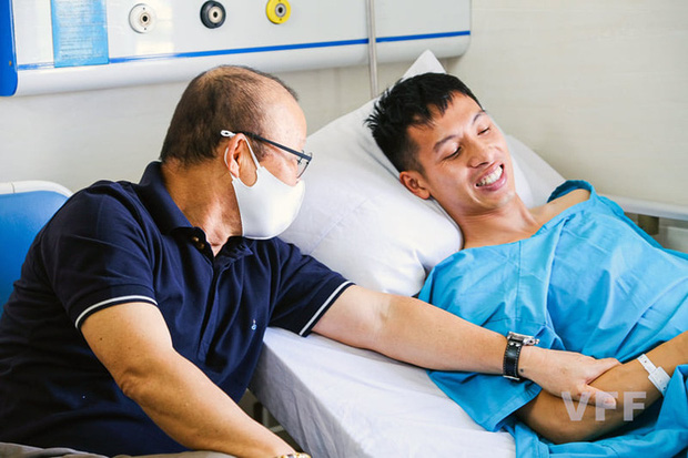 Khoảnh khắc xúc động: Hùng Dũng nắm chặt lấy tay thầy Park không muốn rời, hứa ra sân nếu ĐT Việt Nam đi tiếp ở vòng loại World Cup 2022-1