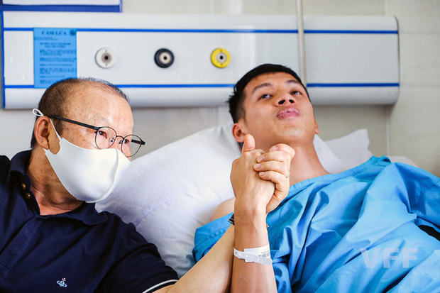 Khoảnh khắc xúc động: Hùng Dũng nắm chặt lấy tay thầy Park không muốn rời, hứa ra sân nếu ĐT Việt Nam đi tiếp ở vòng loại World Cup 2022-2