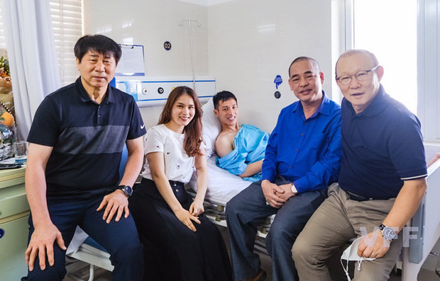 Khoảnh khắc xúc động: Hùng Dũng nắm chặt lấy tay thầy Park không muốn rời, hứa ra sân nếu ĐT Việt Nam đi tiếp ở vòng loại World Cup 2022-3