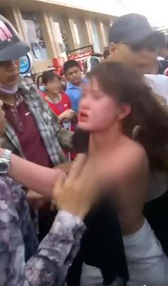 Xôn xao clip gái xinh bị đánh ghen, lột đồ giữa đường | Tin tức Online