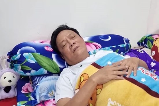 Nghệ sĩ Tấn Hoàng bị ngất gục trên máy bay khi đi diễn, phải thở oxy