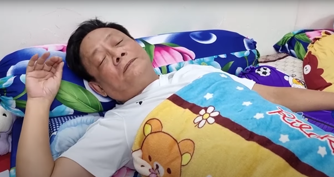 Nghệ sĩ Tấn Hoàng bị ngất gục trên máy bay khi đi diễn, phải thở oxy-3