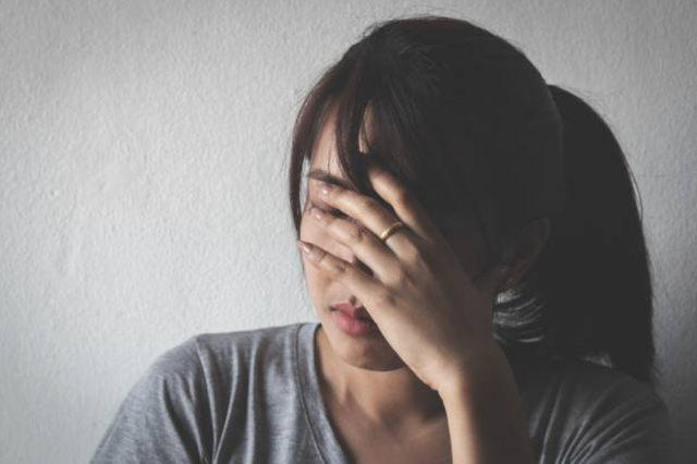 Gối chăn nguội lạnh, vợ trẻ nảy sinh cảm xúc với người cùng giới-1