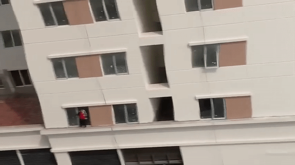 Kinh hãi cảnh nam sinh vừa cầm sách vừa làm xiếc trên gờ tường chung cư cao tầng, hàng xóm vừa quay clip vừa run bần bật-1