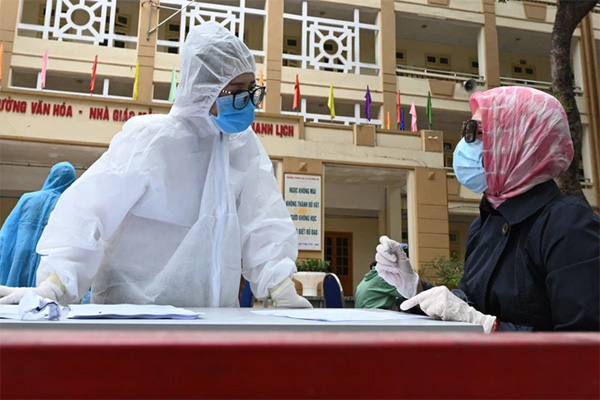 Vì sao cụ bà ở Thanh Oai xét nghiệm Covid-19 dương tính, sau đó lại âm tính: Chuyên gia nói bình thường, chỉ rõ 2 lý do-1