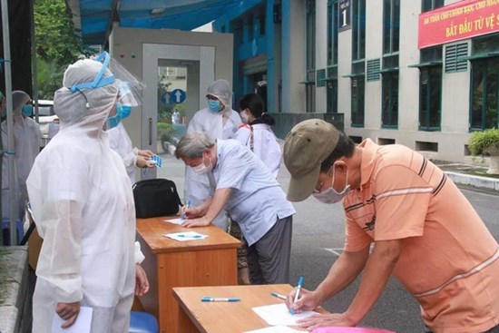 Vì sao cụ bà ở Thanh Oai xét nghiệm Covid-19 dương tính, sau đó lại âm tính: Chuyên gia nói 