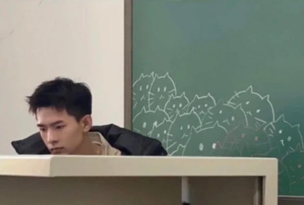 Thầy giáo soái ca sở hữu diện mạo giống Dương Dương, lại có hành động cực dễ thương ngay trên bục giảng-1