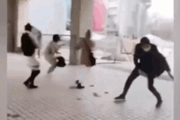 Khoảnh khắc gió lớn ‘thổi bay’ xe máy của người giao hàng-1