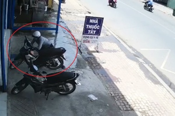 Trộm xe máy trong 10 giây ở TP.HCM-1