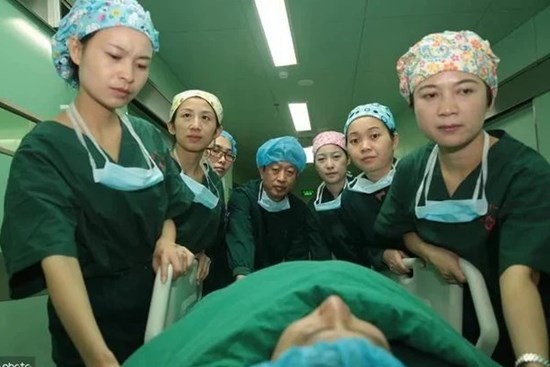 Chàng trai 29 tuổi qua đời vì ung thư dạ dày, bác sĩ nhắc nhở 3 hành vi tương đương với tự tử, nên tránh xa