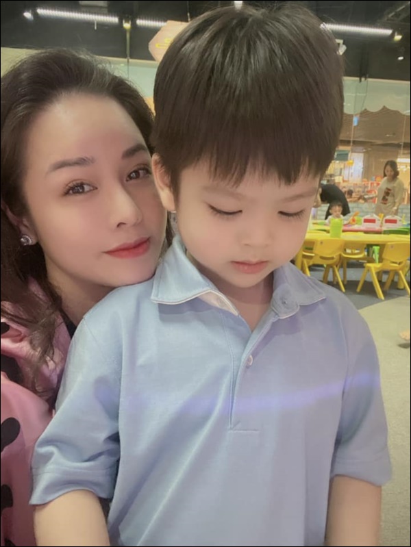 Con trai Nhật Kim Anh càng lớn càng yêu, bày tỏ tình cảm thế này bảo sao trái tim mẹ muốn tan chảy!-6