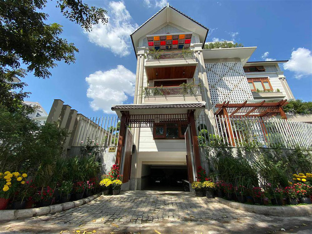 Biệt thự của Quý Bình và bà xã doanh nhân: Hoa phủ kín lối đi, mảnh vườn lớn là ao ước của nhiều người-1