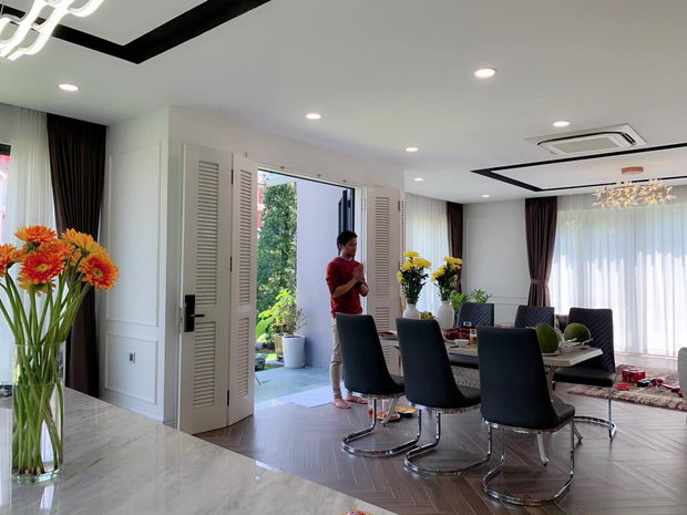 Biệt thự của Quý Bình và bà xã doanh nhân: Hoa phủ kín lối đi, mảnh vườn lớn là ao ước của nhiều người-8