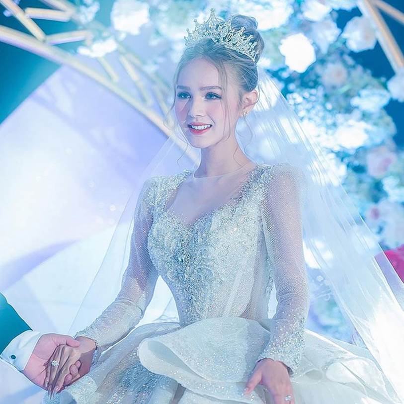 Vì sao váy cưới của Trang Phạm có giá 28 tỷ đồng? - Thời trang sao
