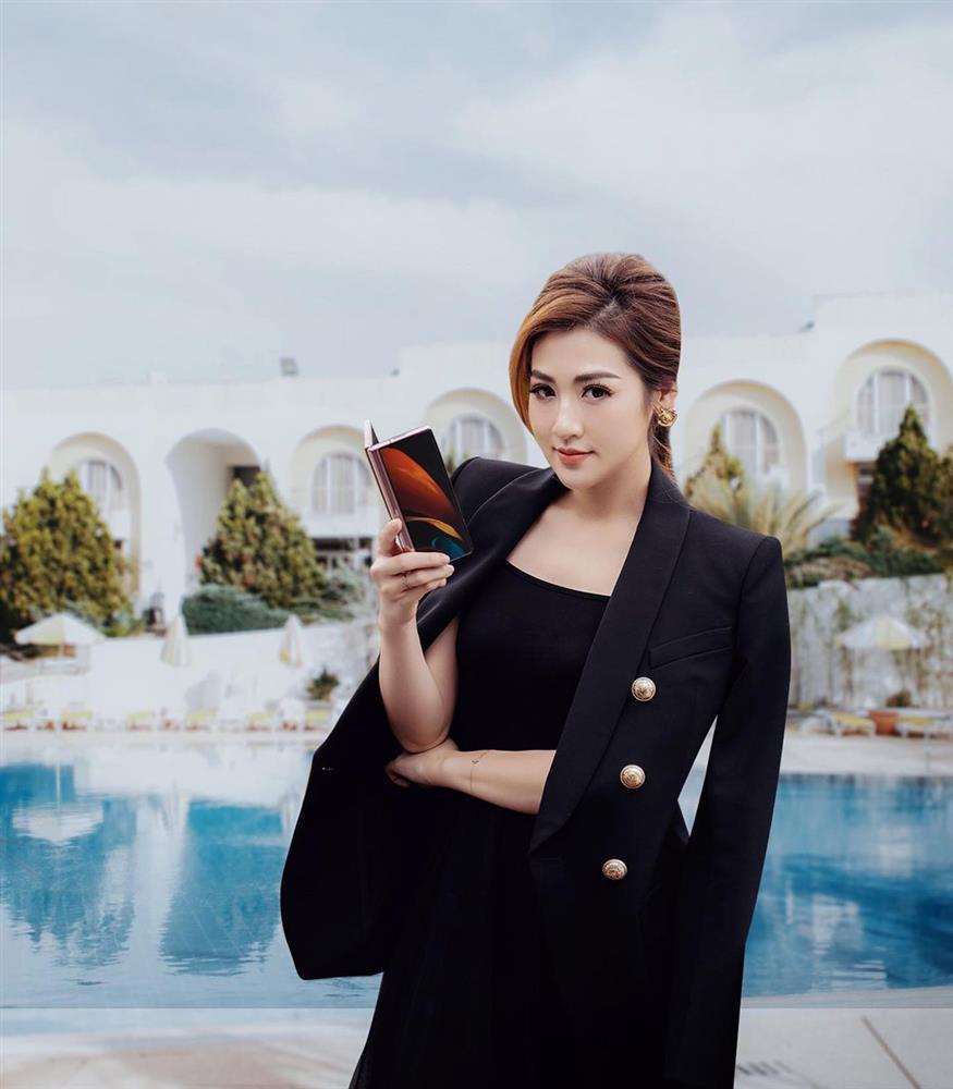 Nhìn Á hậu Tú Anh lên đồ công sở đẹp mê, chị em tăm tia ngay được 10 set siêu xinh diện đi làm-7