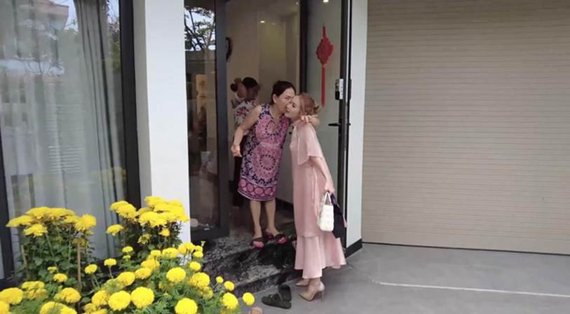 Cuộc sống như trong mơ của cô dâu mặc váy cưới 28 tỷ với hàng hiệu dùng đầy tay, chồng chiều mẹ chồng bênh không ai bằng-8