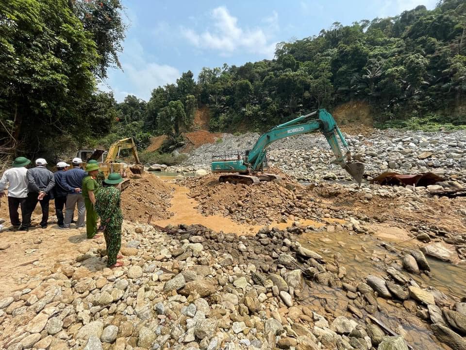 Hình ảnh rơi nước mắt về nạn nhân mất tích tại Rào Trăng: Chiếc lấm lem bùn đất, xe máy bị cuộn nát dưới lòng sông trong không gian điêu tàn-1