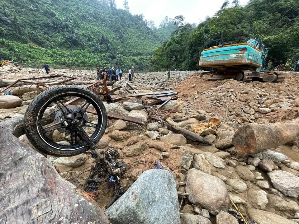 Hình ảnh rơi nước mắt về nạn nhân mất tích tại Rào Trăng: Chiếc lấm lem bùn đất, xe máy bị cuộn nát dưới lòng sông trong không gian điêu tàn-4
