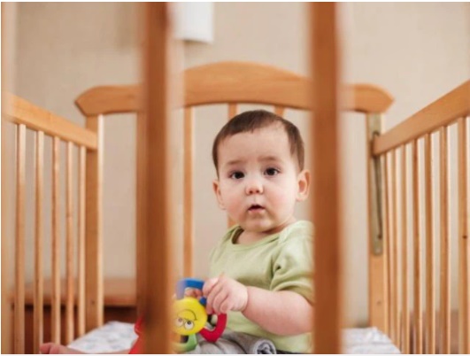 Để con gái 8 tháng tuổi tự chơi trong cũi, bà mẹ sợ hãi tột độ khi phát hiện con bị siết cổ bởi một vật không ai ngờ đến-1