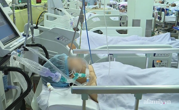 Bé gái ở Bình Dương ngộ độc nặng sau khi ăn bún riêu có patê chay đang suy hô hấp, sức cơ chỉ còn 1/5-3