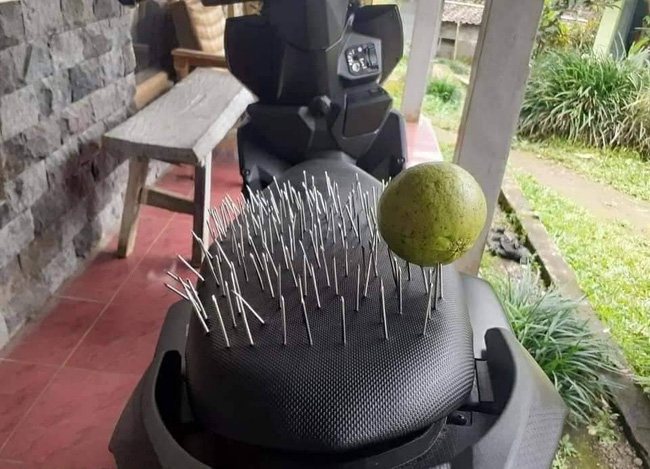 Phòng tránh tiểu tam cực mạnh, cô vợ hay ghen cắm đinh nhọn lởm chởm trên yên xe máy của chồng khiến ai nấy nổi da gà-3