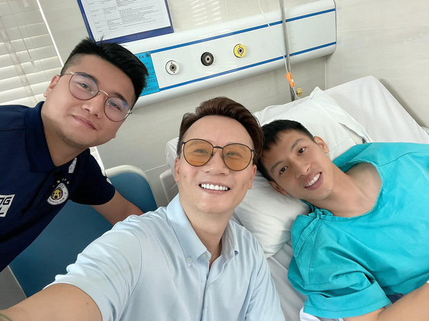 Hoàng Bách vào viện thăm Hùng Dũng sau pha chấn thương kinh hoàng, thay nam cầu thủ gửi lời đặc biệt đến khán giả-1