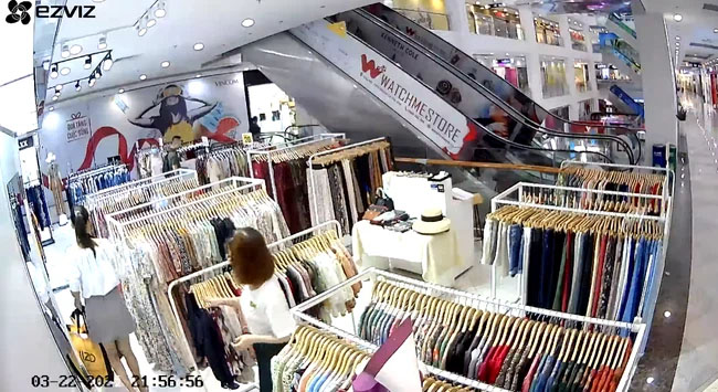 Cô gái xinh đẹp vào trung tâm thương mại mua đồ nhưng lại có hành động xấu xí cùng chiếc túi 3 gang khiến tất cả phẫn nộ-4