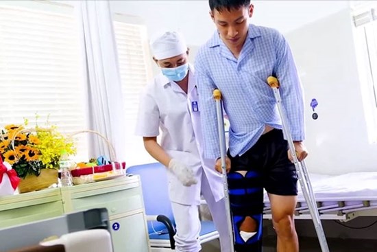 Đỗ Hùng Dũng lần đầu bước đi sau chấn thương kinh hoàng, mở ra triển vọng sớm bình phục