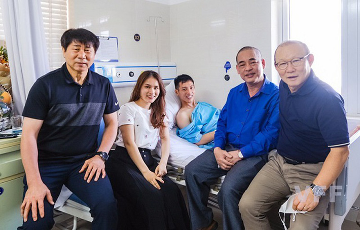 Đỗ Hùng Dũng lần đầu bước đi sau chấn thương kinh hoàng, mở ra triển vọng sớm bình phục-2