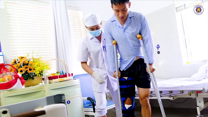 Đỗ Hùng Dũng lần đầu bước đi sau chấn thương kinh hoàng, mở ra triển vọng sớm bình phục-1