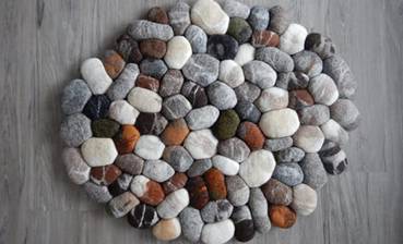 Ý tưởng thiết kế phòng tắm thân thiện với môi trường:&nbsp;Thảm lót chân bằng đá hay&nbsp;giá đỡ khăn bằng dây cũng không độc đáo bằng việc lắp thêm lò sưởi-5