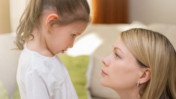 Bé gái xinh xắn bỗng dưng bị hói đầu khi mới học lớp 2, người mẹ tá hỏa khi phát hiện ra thủ phạm”-4