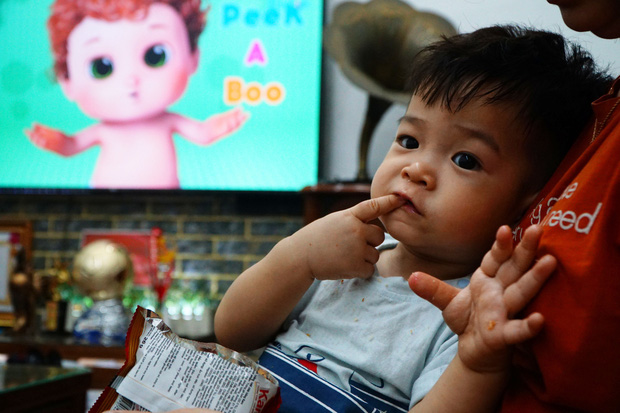 Con trai Hùng Dũng vừa dứt cơn sốt cao, khi được hỏi bố đâu, Titi chỉ lên bức ảnh trên tường và đòi với lên thơm bố-2