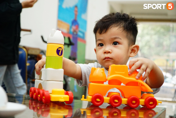 Con trai Hùng Dũng vừa dứt cơn sốt cao, khi được hỏi bố đâu, Titi chỉ lên bức ảnh trên tường và đòi với lên thơm bố-1